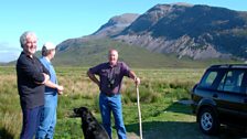 Pàdraig MacAmhlaigh, Tormod Iain Dòmhnallach agus Coinneach le Beinn Arkle air an cùlaibh