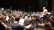 Conductor Mike Reed in rehearsals with the ˿ Concert Orchestra