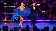 Katie Derham and Aljaz Skorjanec dance at the Strictly Prom with conductor Gavin Sutherland and the 鶹ҳ Concert Orchestra