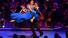 Katie Derham and Aljaz Skorjanec dance at the Strictly Prom with conductor Gavin Sutherland and the 鶹ҳ Concert Orchestra