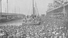 Gold seekers rush to get on boats heading to Klondike