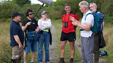 (o'r chwith) Dyfrig Jones, Richard Durrell, Bethan Wyn Jones, Iolo, Emyr Humphries, a Kelvin Jones