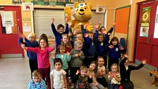 Pudsey a' coinneachadh ri cuid de sgoilearan Bun-sgoil Chille Mhoire