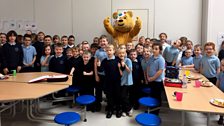 Sgoilearan Bun-sgoil Bhaile Mhanaich còmhla ri Pudsey