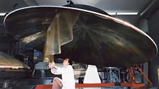 Construction of Voyager's antenna dish