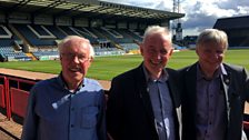 Aonghas MacArtair, Iain Moireasdan, agus Coinneach aig Dens Park, far am bi Dun Dè a’ cluich