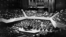 Performing at an impressive hall at Gewandhaus, Leipzig / Am olygfa i'r gynulleidfa