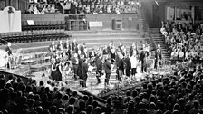 The orchestra's first performance at the Proms / Roedd hi'n fraint cael perfformio yn y Proms am y tro cyntaf yn 1971