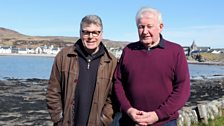 Iain Mac'illeMhìcheil agus Jim MacPhàrlain am Port Ilein, Ìle