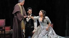 Kwangchul Youn as Frère Laurent, Charles Castronovo as Roméo, and Ailyn Pérez as Juliette in Gounod's Roméo et Juliette