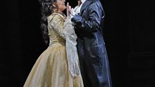 Charles Castronovo as Roméo and Ailyn Pérez as Juliette in Gounod's Roméo et Juliette