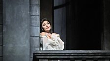 Ailyn Pérez as Juliette in Gounod's Roméo et Juliette