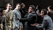 Rafael Rojas as Gustavo with the Chorus of Opera North