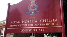 Aig geata Ospadail Rìoghail Chelsea