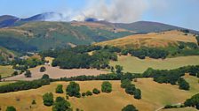 Sychder Llangollen a Mynydd Llantysilio ar dân yn y cefndir - Tudur Aled Davies.