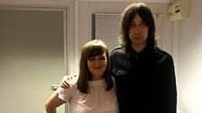 Emma còmhla ri Bobby Gillespie bho Primal Scream