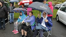 The rain-crowds gather for Hugo Duncan