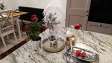 Using flowers and feathers as a table centerpiece