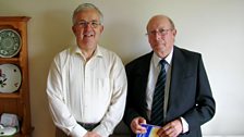 Dòmhnall agus a dheagh charaid, Iain Dòmhnallach (Seonaidh Mhurchaidh) à Uibhist a Tuath ann an 2010