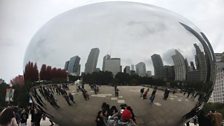 Maureen aig Cloud Gate no The Bean mar a th' aig muinntir a' bhaile air