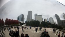 Maureen a' togail dealbh aig Cloud Gate no The Bean ann a Chicago