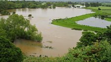 Yr Afon Clwyd wedi gorlifo ei glannau dros Forfa Rhuddlan - Tudur Aled Llanelwy.