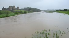 Yr Afon Clwyd yn Rhuddlan wedi'r glaw - Tudur Aled Llanelwy.