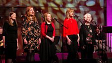 Iseabail Nic an t-Sagairt, Wilma NicUalraig, Mairead Callan, Maeve NicFhionghain agus Kenna Chaimbeul