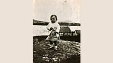 Nannie aig aois a dhà ann am Bàgh a' Chaisteil sa bhliadhna 1933