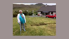 Nannie aig an taigh aice anns an Nasg am Barraigh