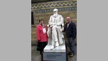 Cathy Mary agus Fionnlagh còmhla ri Charles Darwin