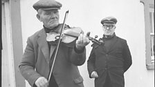 Mickey 'Bán' Byrne (1899–1980) agus Francie 'Dearg' Byrne (1904–1987)