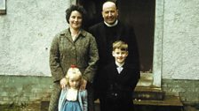 Donnchadh, Mòrag, Kathleen is Alasdair a’ fàgail Ceann Sàil Eighre 's a’ gluasad gu Nis