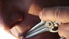 Khano Llaitul playing a jaw harp