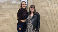 Emma NicLaomainn còmhla ris an t-seinneadair tàlantach Charlotte Jane