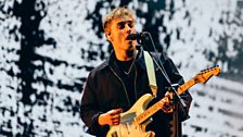 Sam Fender air a' phrìomh àrd-ùrlar Dihaoine