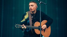 Dermot Kennedy air a' phrìomh àrd-ùrlar Là Na Sàbaid