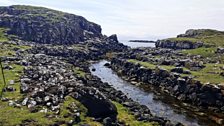 Canàl Rubha an Dùnain a' ruith gu muir