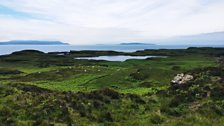 Loch na h-Àirde le Canaigh agus Eilean Ruma air fàire