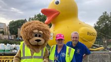 What a picture....the mighty duck, a lion and Lynn and Tony....all ready for the duck race!