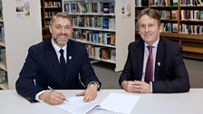 A partnership renewed - Adam Smyth and Jim O'Hagan sign a new 鶹Լ/Libraries NI Partnership Agreement