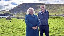 Shona NicDhòmhnaill agus an lighiche-sprèidh David Buckland