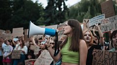Почему тысячи людей протестуют в Украине?
