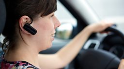 Hands-free phone use by drivers 'distracting' 研究称使用免提电话同样会使驾驶员分心