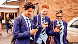 Should smartphones be banned at school? 学校应该禁止孩子带智能手机吗？