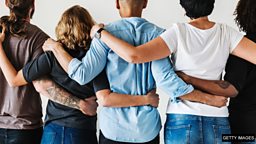 To have (got) someone’s back