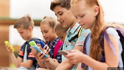Half of UK 10-year-olds own a smartphone 英国十岁儿童中半数拥有智能手机