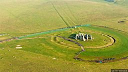 Prehistoric monument discovered 考古学家在巨石阵附近发现史前遗址