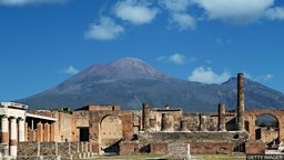 Pompeii: Archaeologists unveil ceremonial chariot discovery 庞贝古城附近出土古罗马礼仪马车