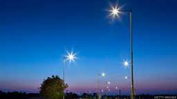 Streetlights linked to insect decline 昆虫数量的减少与路灯有关
